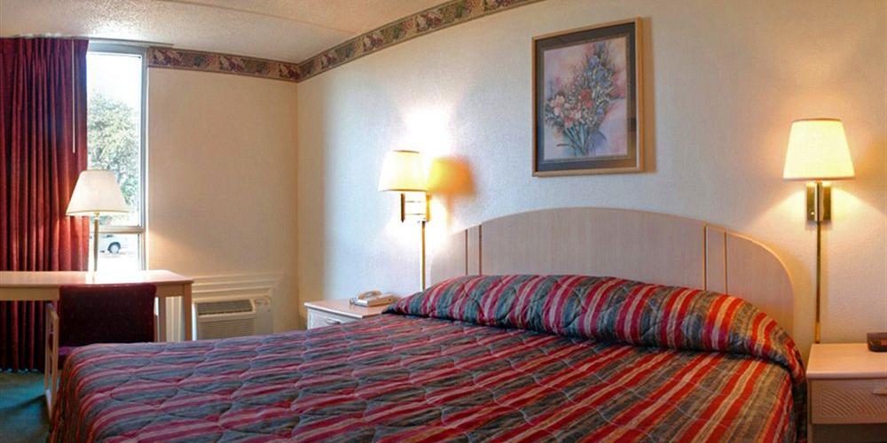 Motel 6 Henderson, TX | Avantrip